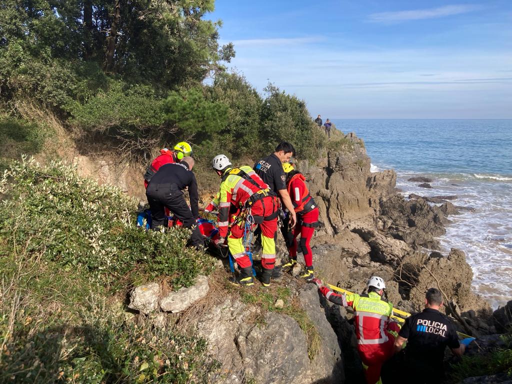 Herido muy grave un varón tras caer en una grieta de los acantilados de Noja Herido muy grave un varón tras caer en una grieta de los acantilados de Noja