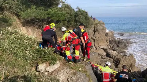 Herido muy grave un varón tras caer en una grieta de los acantilados de Noja Herido muy grave un varón tras caer en una grieta de los acantilados de Noja