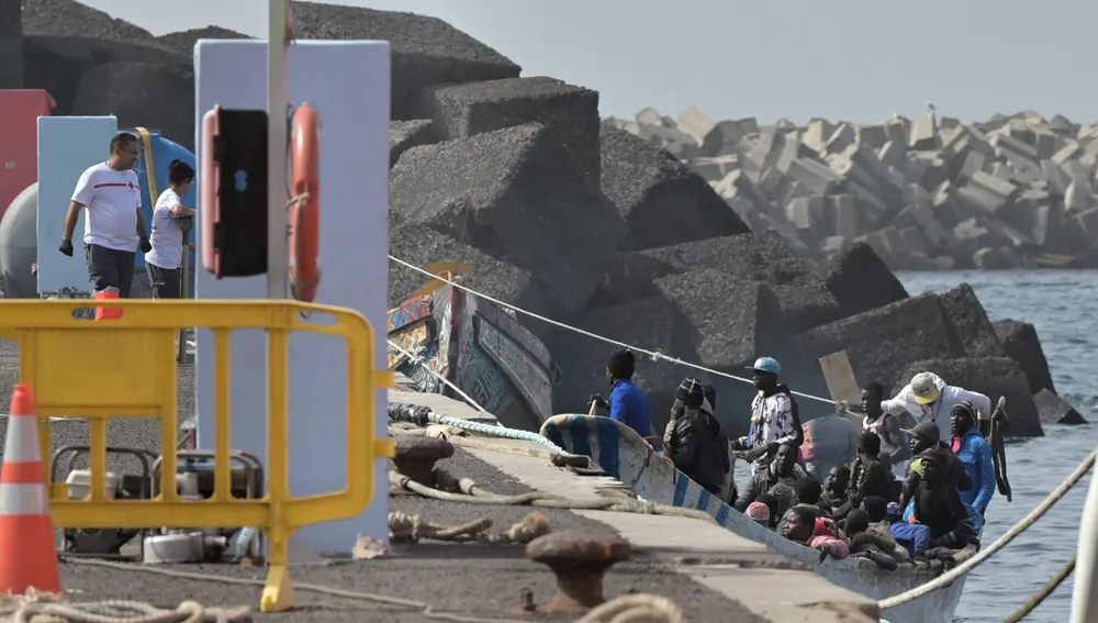 Momento del desembarque de un grupo de 69 migrantes este pasado sábado en El Hierro