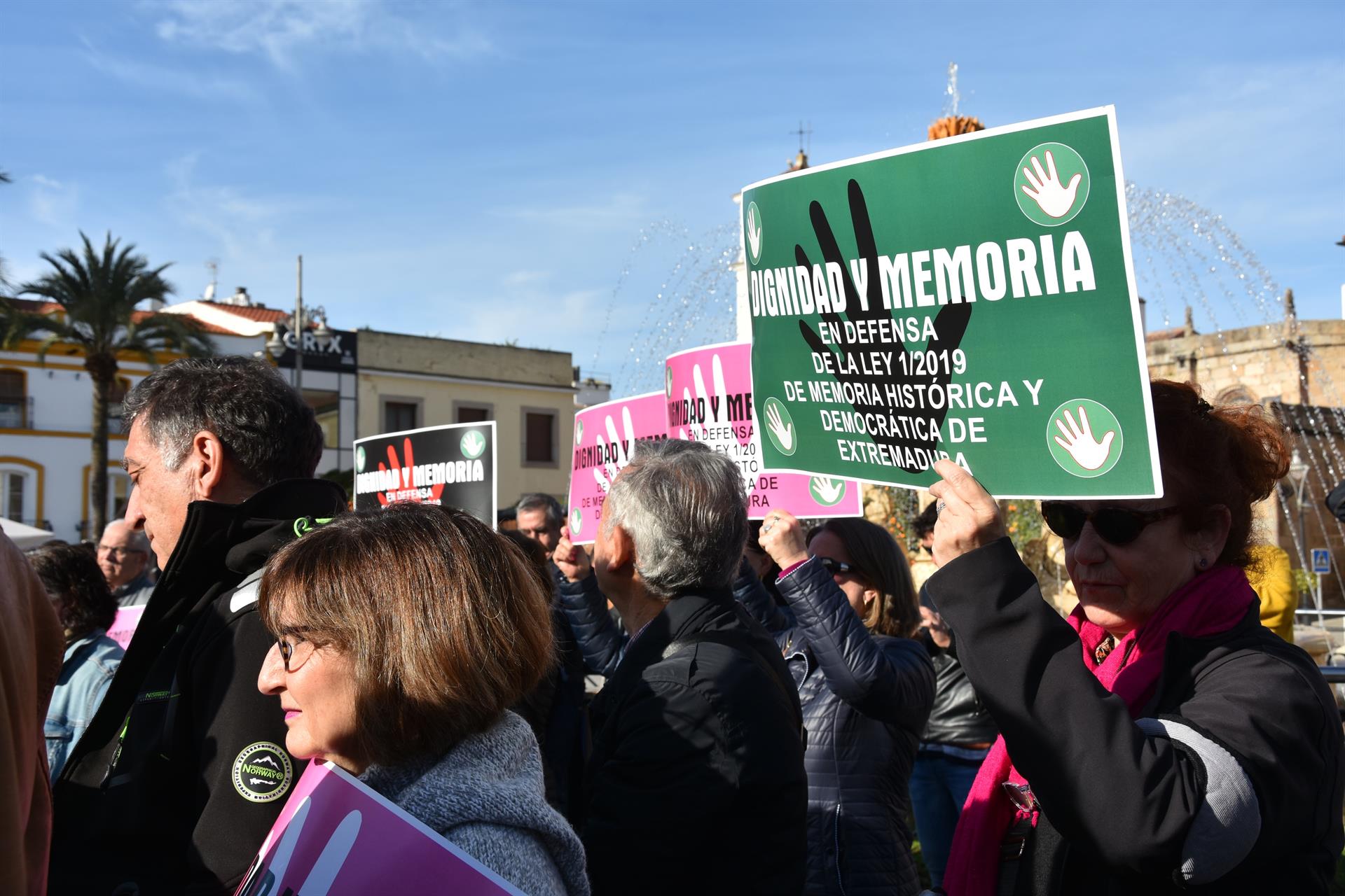 Extremeños se concentraron este sábado en Mérida para defender la Ley de Memoria Democrática frente a los intentos de derogación Extremeños se concentraron este sábado en Mérida para defender la Ley de Memoria Democrática frente a los intentos de derogación