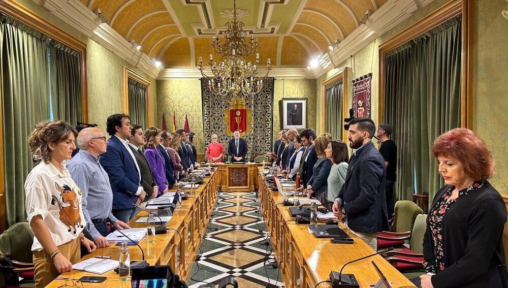 El pleno ha comenzado con un minuto de silencio por las víctimas de violencia de género