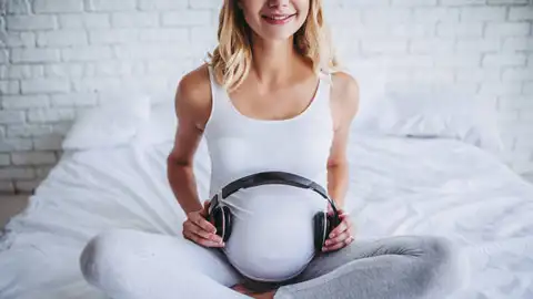 No es necesario poner los auriculares en la barriga No es necesario poner los auriculares en la barriga