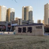 La entrada de un complejo de viviendas Evergrande en Beijing, China