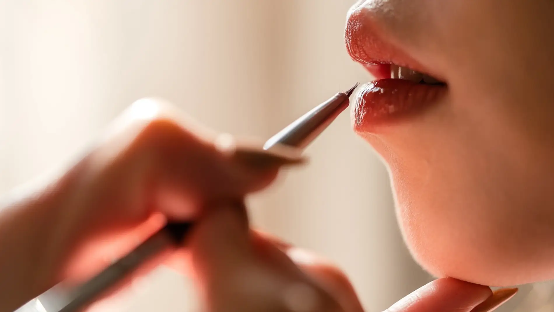 Los riesgos de aumentarse los labios, según una especialista en medicina estética