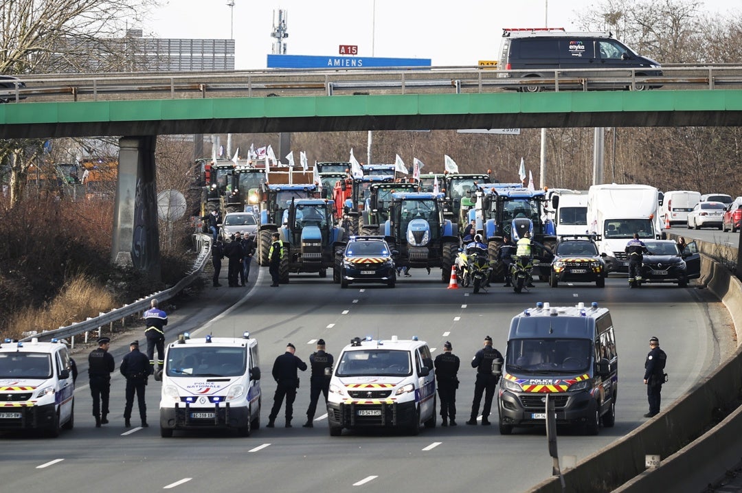 Los agricultores inician su 'asedio' a París y Macron reúne un gabinete de crisis Los agricultores inician su 'asedio' a París y Macron reúne un gabinete de crisis
