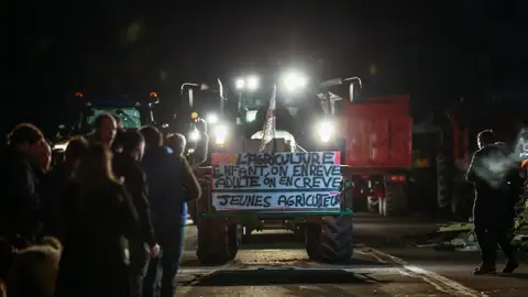 Tractores aparcados en el punto de bloqueo de la autopista A4 en Jossigny, cerca de París, Francia Tractores aparcados en el punto de bloqueo de la autopista A4 en Jossigny, cerca de París, Francia