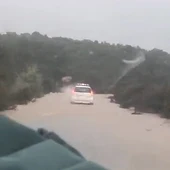 La Guardia Civil auxilio a la conductora de un vehículo atrapado por las intensas lluvias La Guardia Civil auxilio a la conductora de un vehículo atrapado por las intensas lluvias