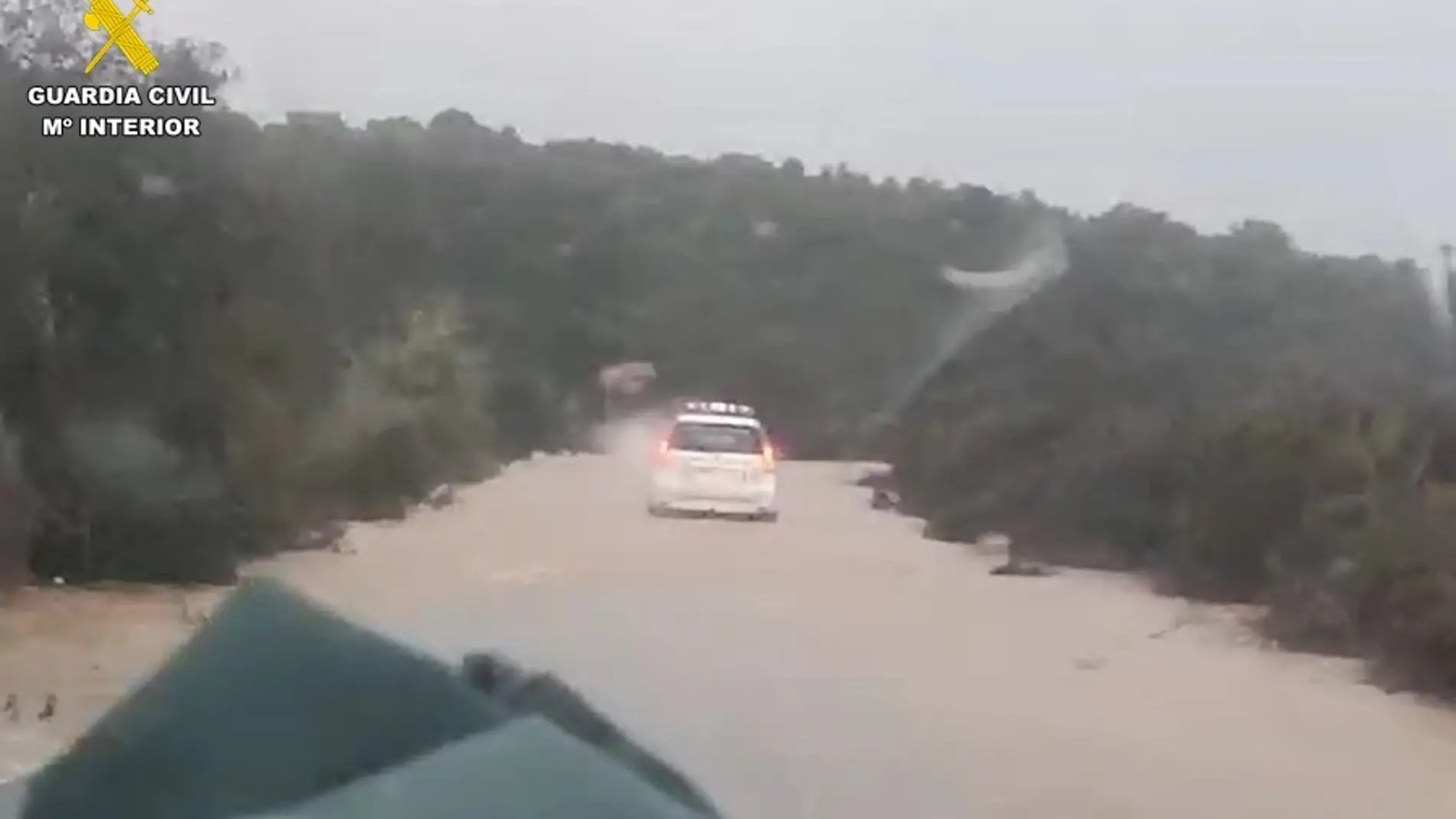 La Guardia Civil auxilio a la conductora de un vehículo atrapado por las intensas lluvias