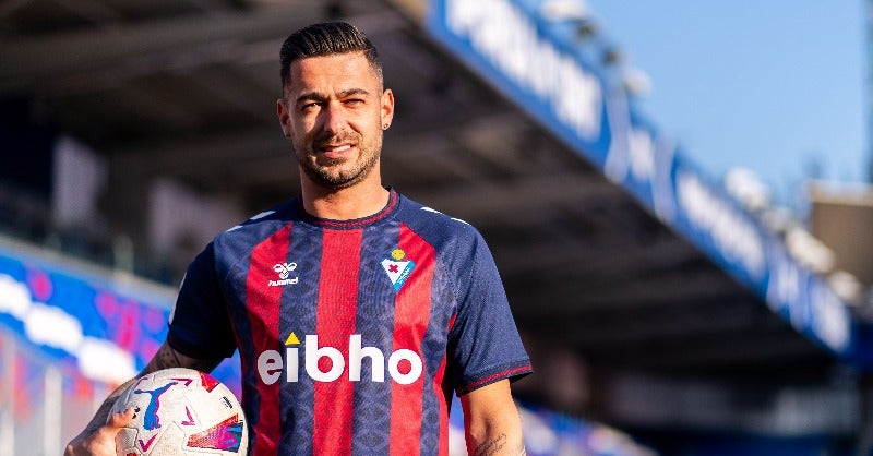 Sergio León da las gracias a Beccacece en su presentación con el Eibar Sergio León da las gracias a Beccacece en su presentación con el Eibar