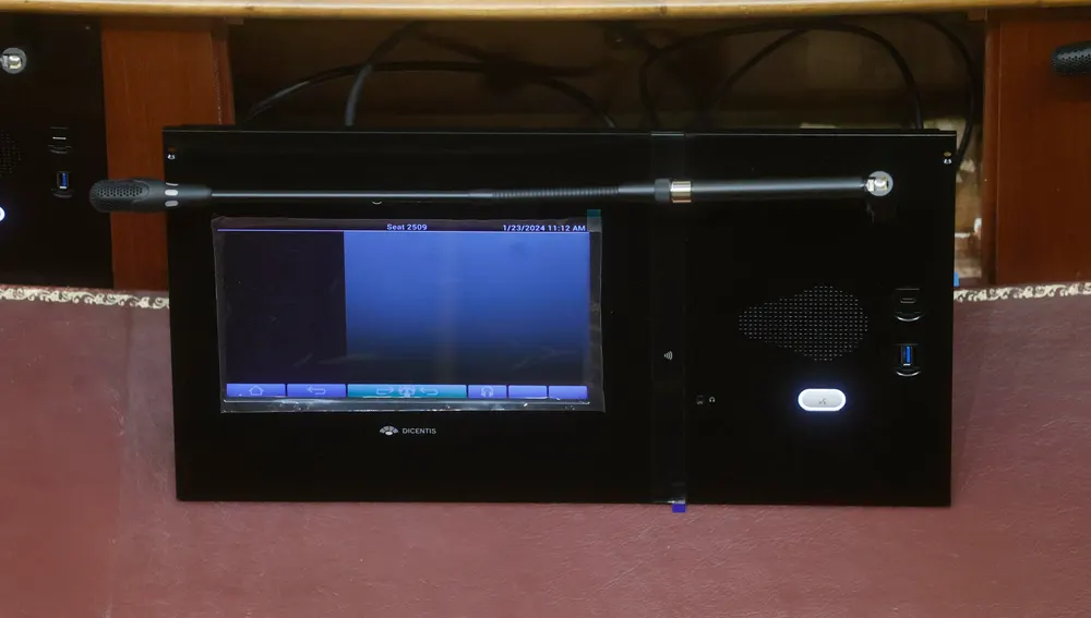 Detalle de uno de los nuevos sistemas audiovisuales instalados en los escaños del Congreso.