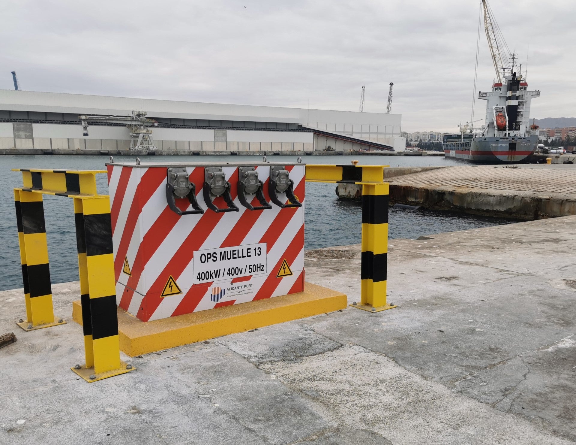 El Puerto de Alicante ofrece suministro eléctrico a los buques atracados para evitar la combustión de los motores de servicio El Puerto de Alicante ofrece suministro eléctrico a los buques atracados para evitar la combustión de los motores de servicio