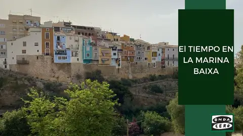 Casas colgantes sobre el Amadorio en La Vila Joiosa en día nuboso Casas colgantes sobre el Amadorio en La Vila Joiosa en día nuboso