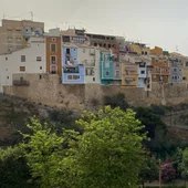 Casas colgantes sobre el Amadorio en La Vila Joiosa en día nuboso Casas colgantes sobre el Amadorio en La Vila Joiosa en día nuboso