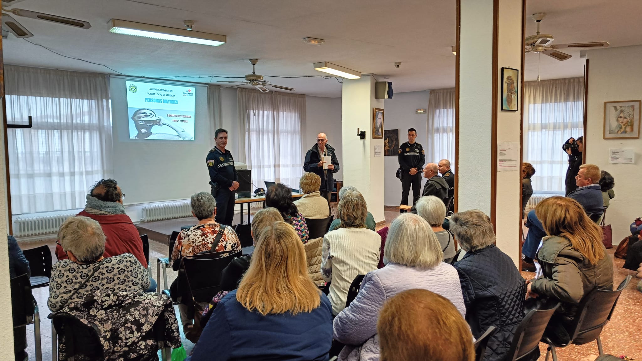 La Policía Local de València imparte charlas para ofrecer consejos de seguridad a los mayores La Policía Local de València imparte charlas para ofrecer consejos de seguridad a los mayores