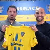 El Orihuela CF presenta al centrocampista Kamal como nuevo fichaje tras su salida del Vélez 
