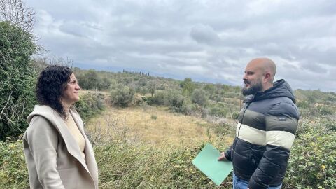 Los concejales Denis Barceló y José David Coloma ante uno de los terrenos abandonados en Canet Lo Roig. Los concejales Denis Barceló y José David Coloma ante uno de los terrenos abandonados en Canet Lo Roig.