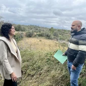 Los concejales Denis Barceló y José David Coloma ante uno de los terrenos abandonados en Canet Lo Roig. Los concejales Denis Barceló y José David Coloma ante uno de los terrenos abandonados en Canet Lo Roig.