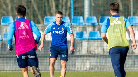 31-1 Alemao controla un bal&oacute;n en el entrenamiento del equipo.