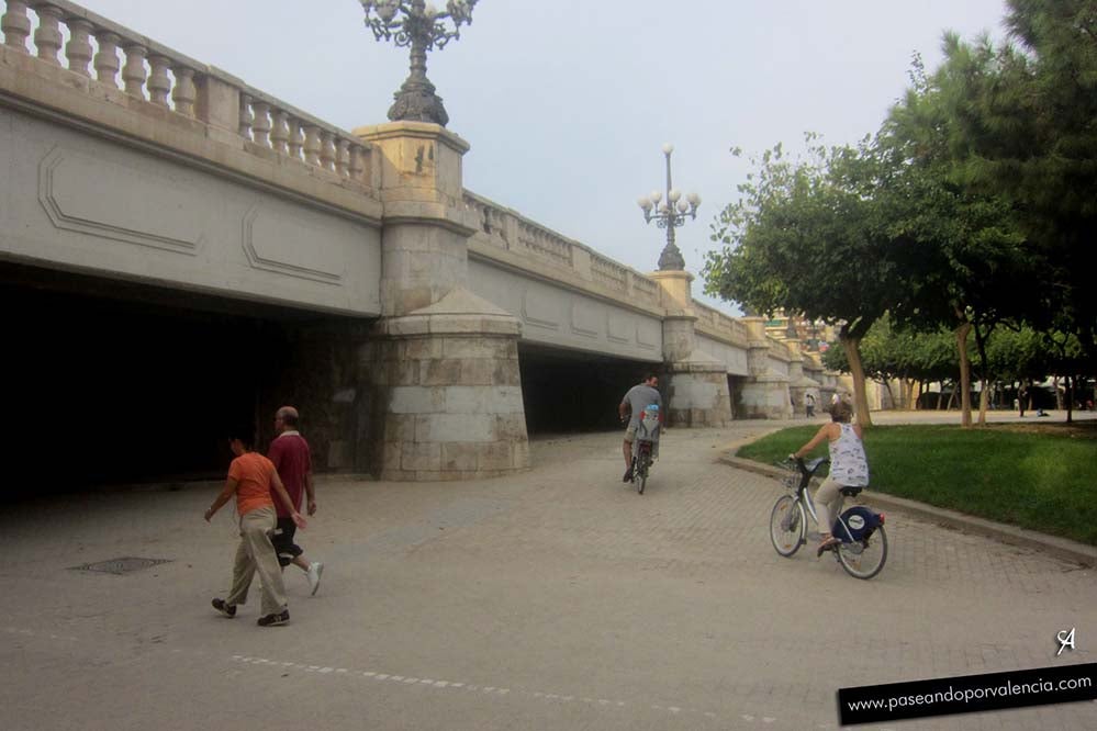 València construirá bajo el puente del Ángel Custodio el primero de los estanques anti-indigentes València construirá bajo el puente del Ángel Custodio el primero de los estanques anti-indigentes