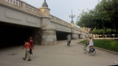 Vista del puente del Ángel Custodio desde los jardines del Turia