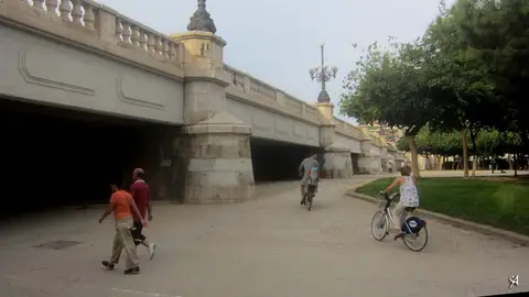 Vista del puente del Ángel Custodio desde los jardines del Turia estanques