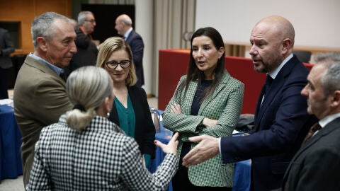 La comisi&oacute;n mixta Consell-Corts sobre la reforma de la financiaci&oacute;n auton&oacute;mica se re&uacute;ne por primera vez esta legislatura. En la imagen la consellera de Hacienda, Ruth Merino (c), conversa con los miembros de la comisi&oacute;n al comienzo de la reuni&oacute;n. 