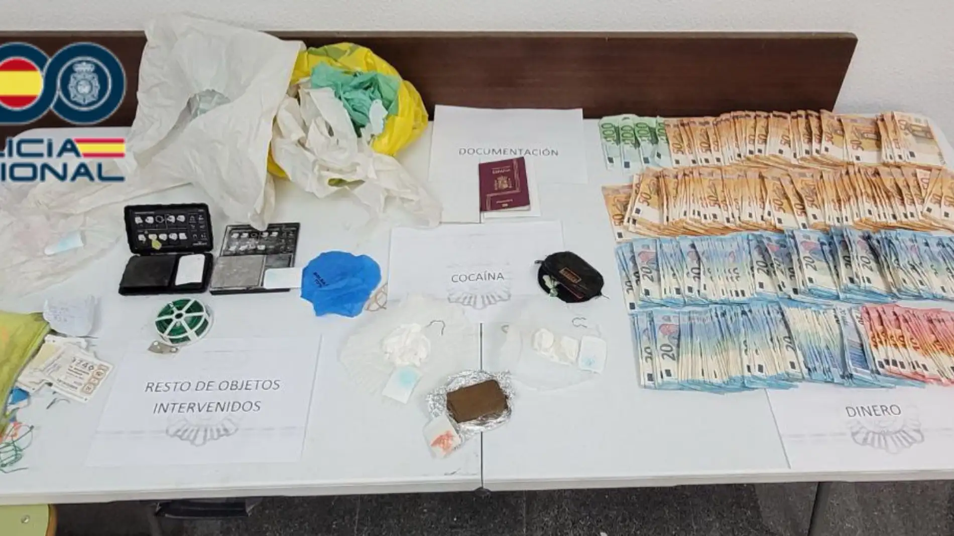 Dinero, droga y otros efectos intervenidos por la Policía Nacional a los detenidos en Elda y Petrer.