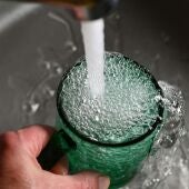 Imagen de archivo de una persona lavando un vaso.