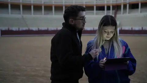 Luis Delgado, director, y Ana Calderón, cantante, en el rodaje del videoclip "Mi calavera" Luis Delgado, director, y Ana Calderón, cantante, en el rodaje del videoclip "Mi calavera"