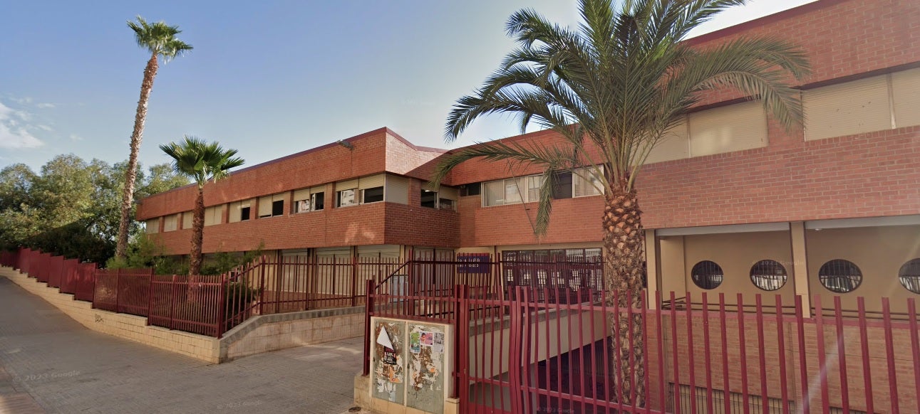 La aparición de grietas en la fachada del colegio público Baix Vinalopó de Elche obliga a apuntalar su fachada La aparición de grietas en la fachada del colegio público Baix Vinalopó de Elche obliga a apuntalar su fachada