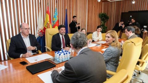 El alcalde Barcala y la consellera Pradas con sus equipos en la reuni&oacute;n de hoy