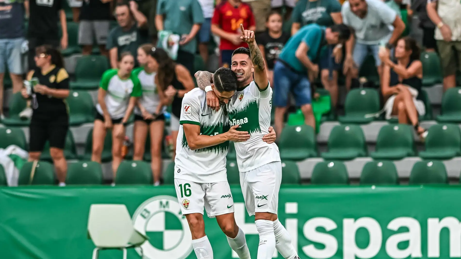 Fidel y Sergio León celebran el gol del cordobés ante el Leganés.