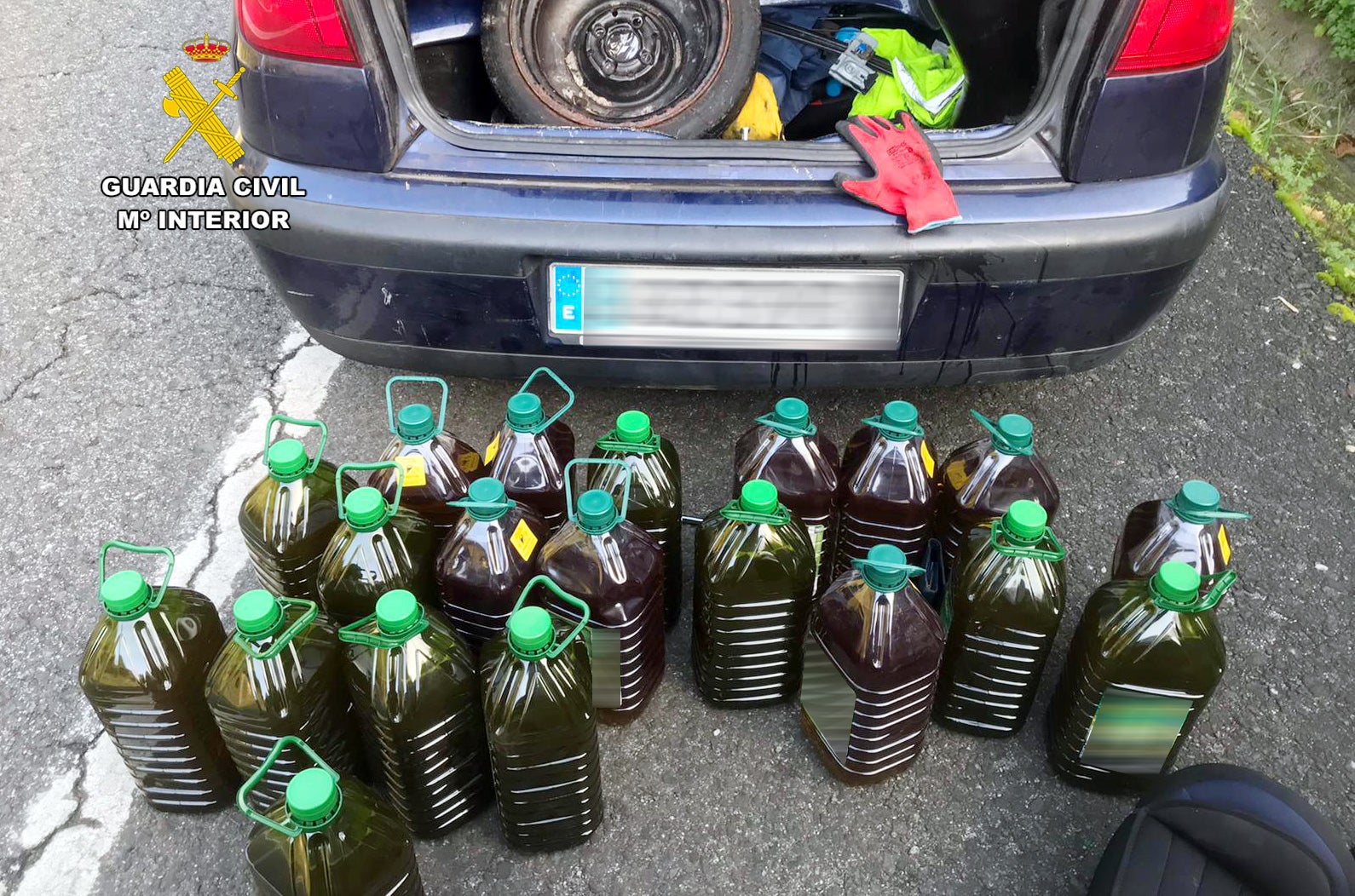 Detenidos tres jóvenes por robar 20 garrafas con 100 litros de aceite de oliva en un supermercado de Cantabria Detenidos tres jóvenes por robar 20 garrafas con 100 litros de aceite de oliva en un supermercado de Cantabria