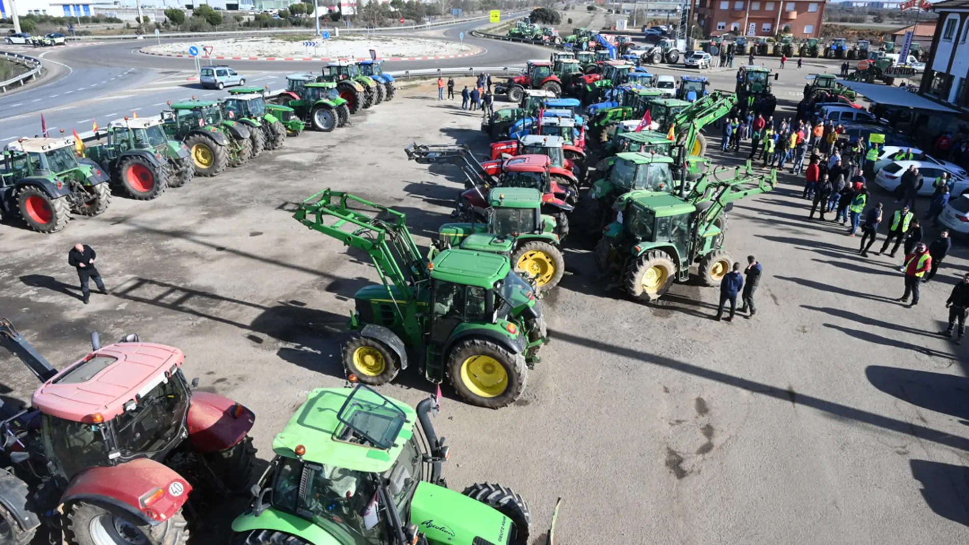 Varios tractores concentrados en la localidad de Villadangos del Páramo, en León EFE/J.Casares