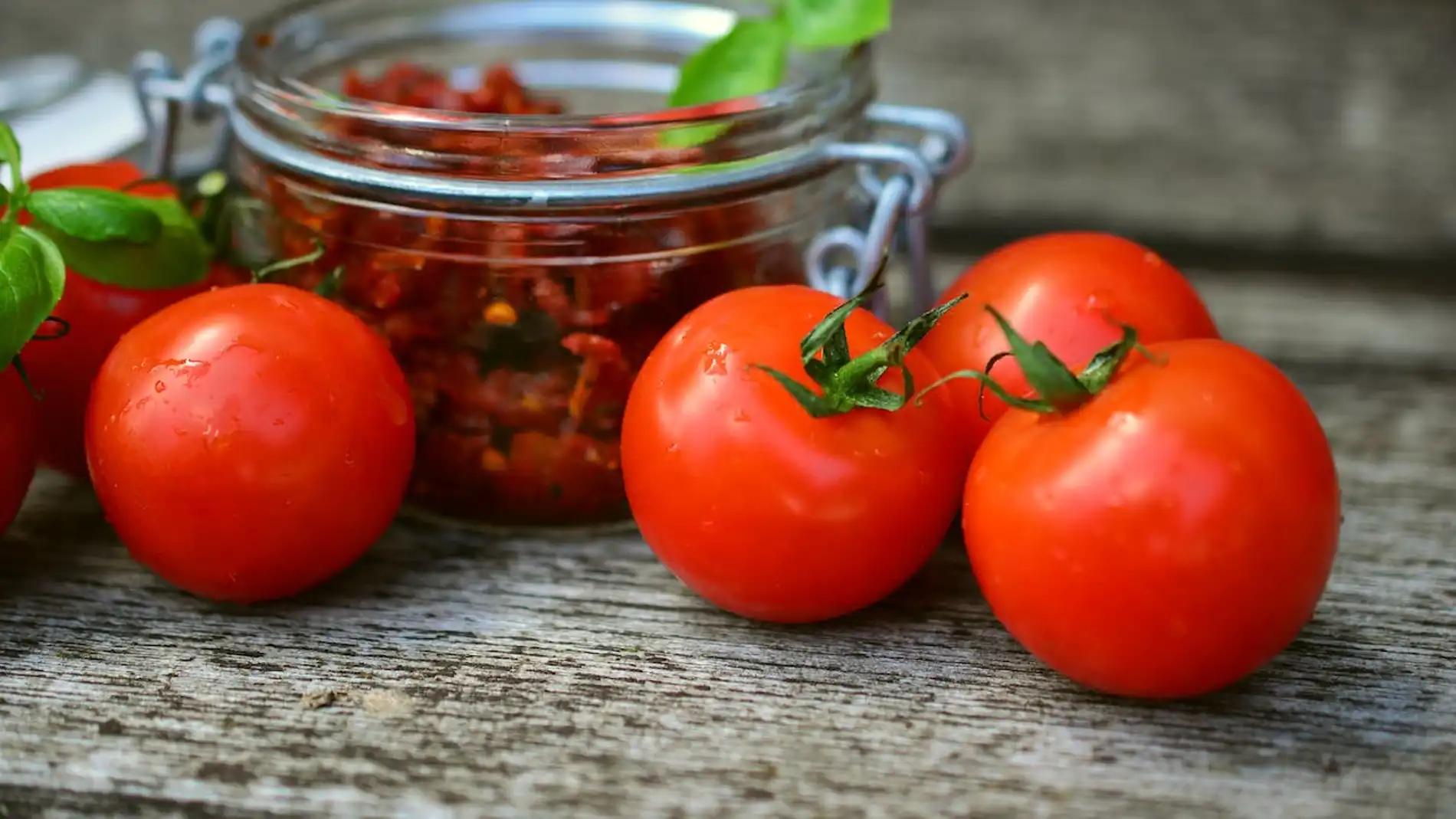 Comer tomate puede matar bacterias que nos hacen enfermar