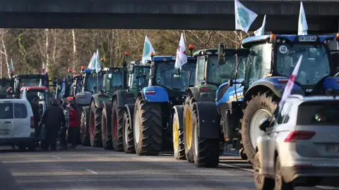 Tractores que paralizan las carreteras francesas por la protesta de los agricultores Tractores que paralizan las carreteras francesas por la protesta de los agricultores