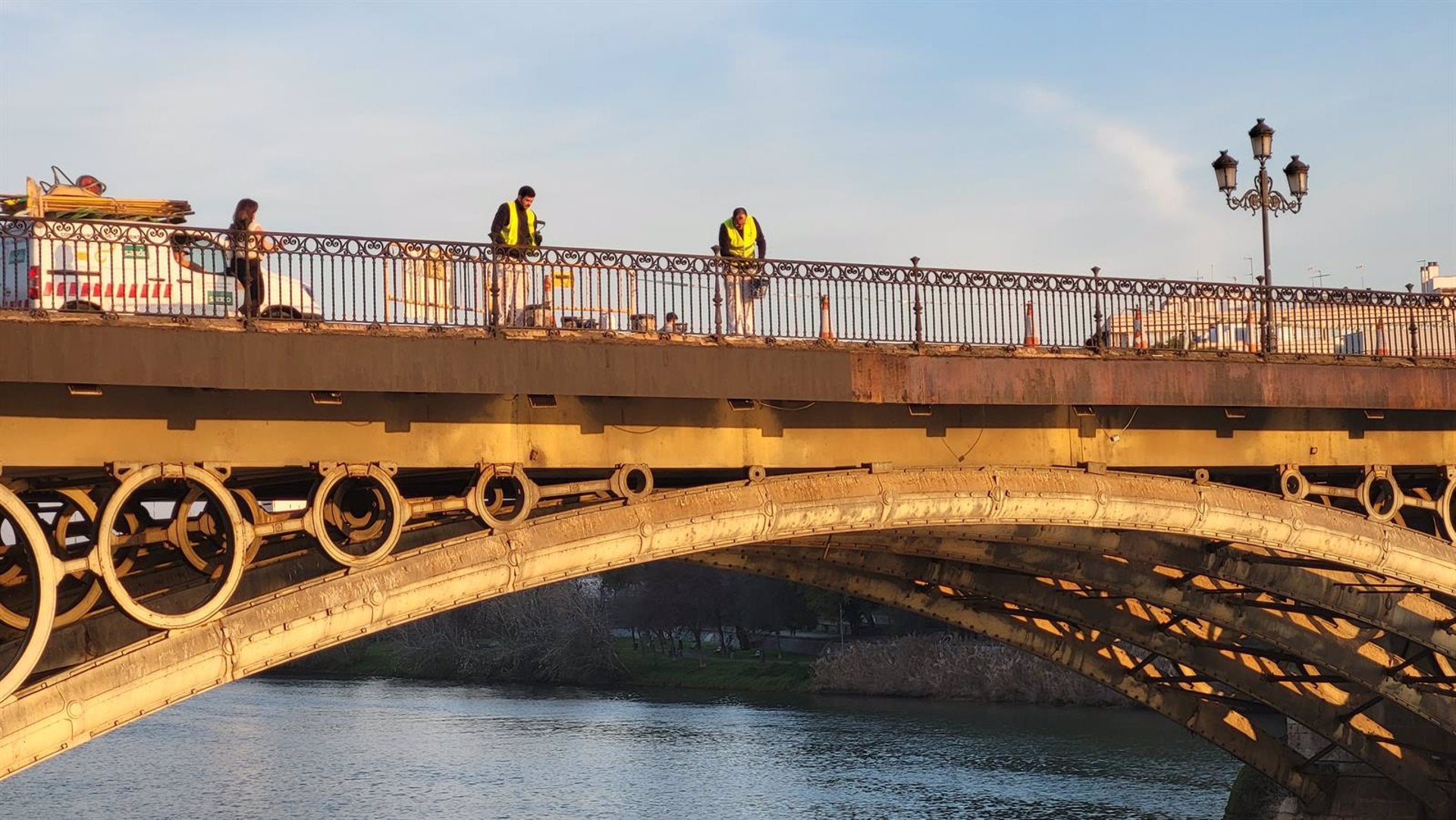 Comienzan los trabajos de mantenimiento del puente de Triana Comienzan los trabajos de mantenimiento del puente de Triana