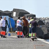 Los equipos sanitarios atienden a varios migrantes en el puerto de La Restinga, en El Hierro, Santa Cruz de Tenerife.