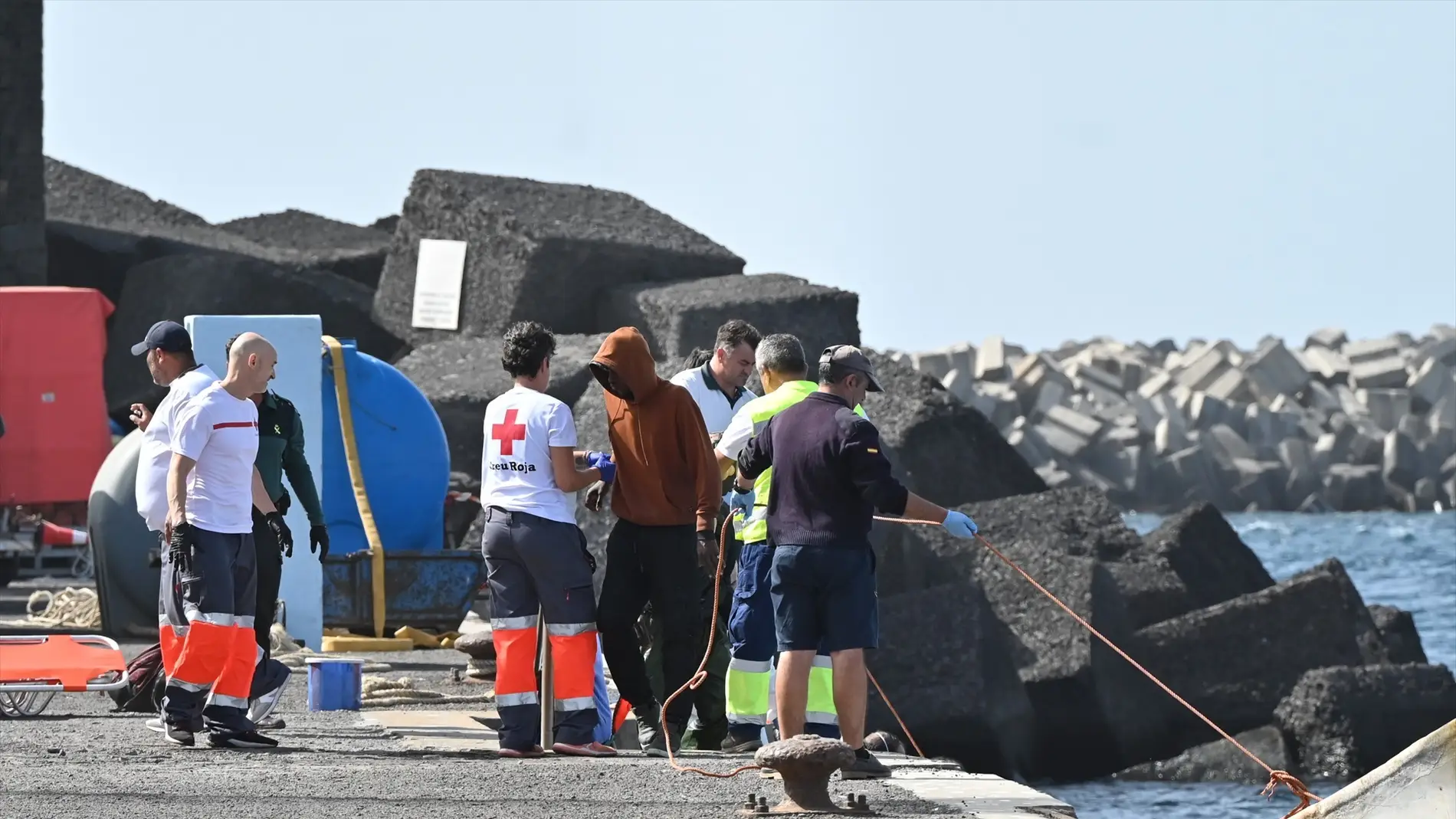 Los equipos sanitarios atienden a varios migrantes en el puerto de La Restinga, en El Hierro, Santa Cruz de Tenerife.