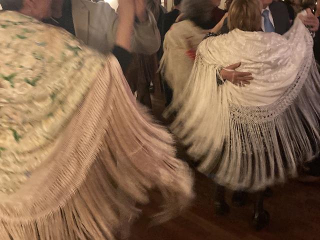 El Ball de Mantons, la primera presa de contacte amb el Carnaval de Vilanova El Ball de Mantons, la primera presa de contacte amb el Carnaval de Vilanova