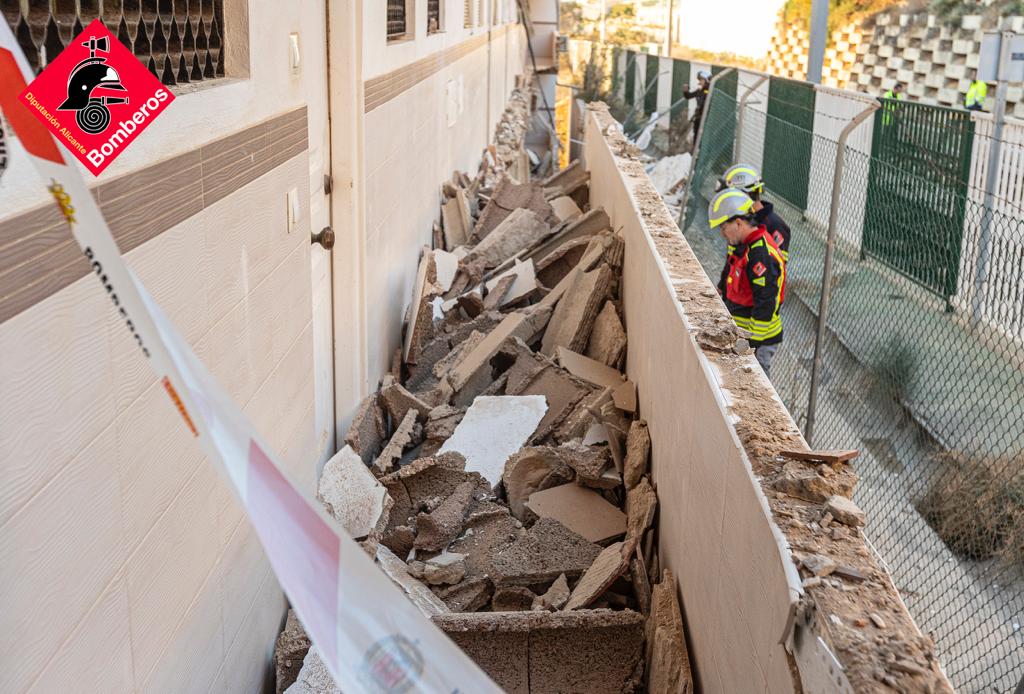 Desalojan un edificio en El Campello al derrumbarse parte del pasillo corredor Desalojan un edificio en El Campello al derrumbarse parte del pasillo corredor