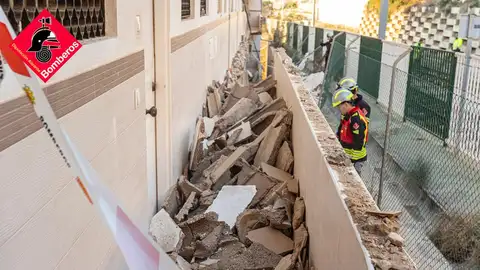 Los bomberos analizan los escombros Los bomberos analizan los escombros