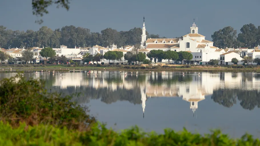 Vista de las marismas junto a la aldea de El Rocío en el Parque Nacional de Doñana