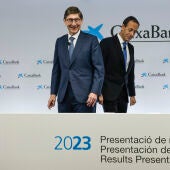 CaixaBank da a conocer sus resultados correspondientes a 2023 y su presidente, José Ignacio Goirigolzarri (izqda), y su consejero delegado, Gonzalo Gortázar, ofrecen una rueda de prensa.