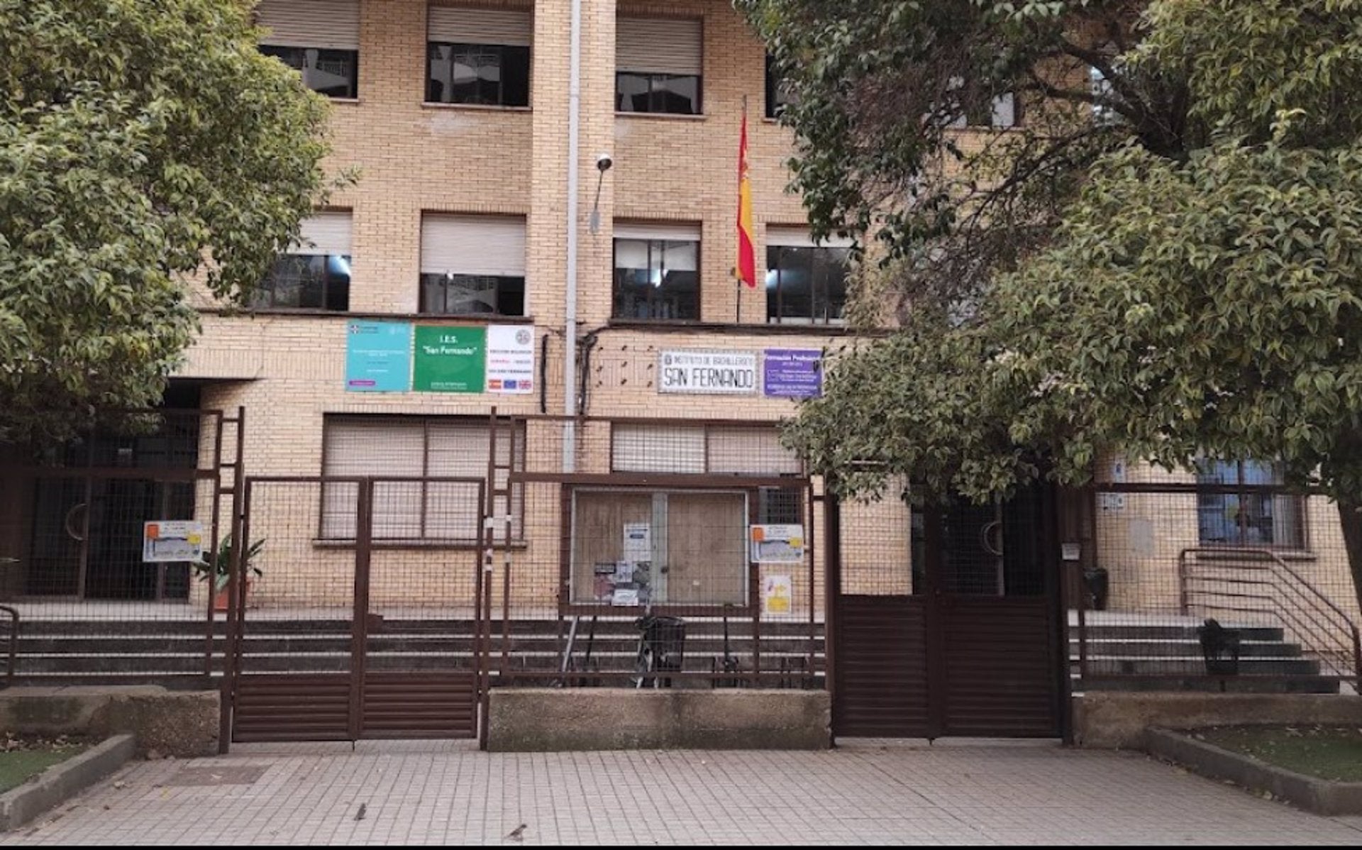 Las niñas heridas en una explosión en el IES San Fernando de Badajoz son trasladadas "estables" a La Paz de Madrid Las niñas heridas en una explosión en el IES San Fernando de Badajoz son trasladadas "estables" a La Paz de Madrid