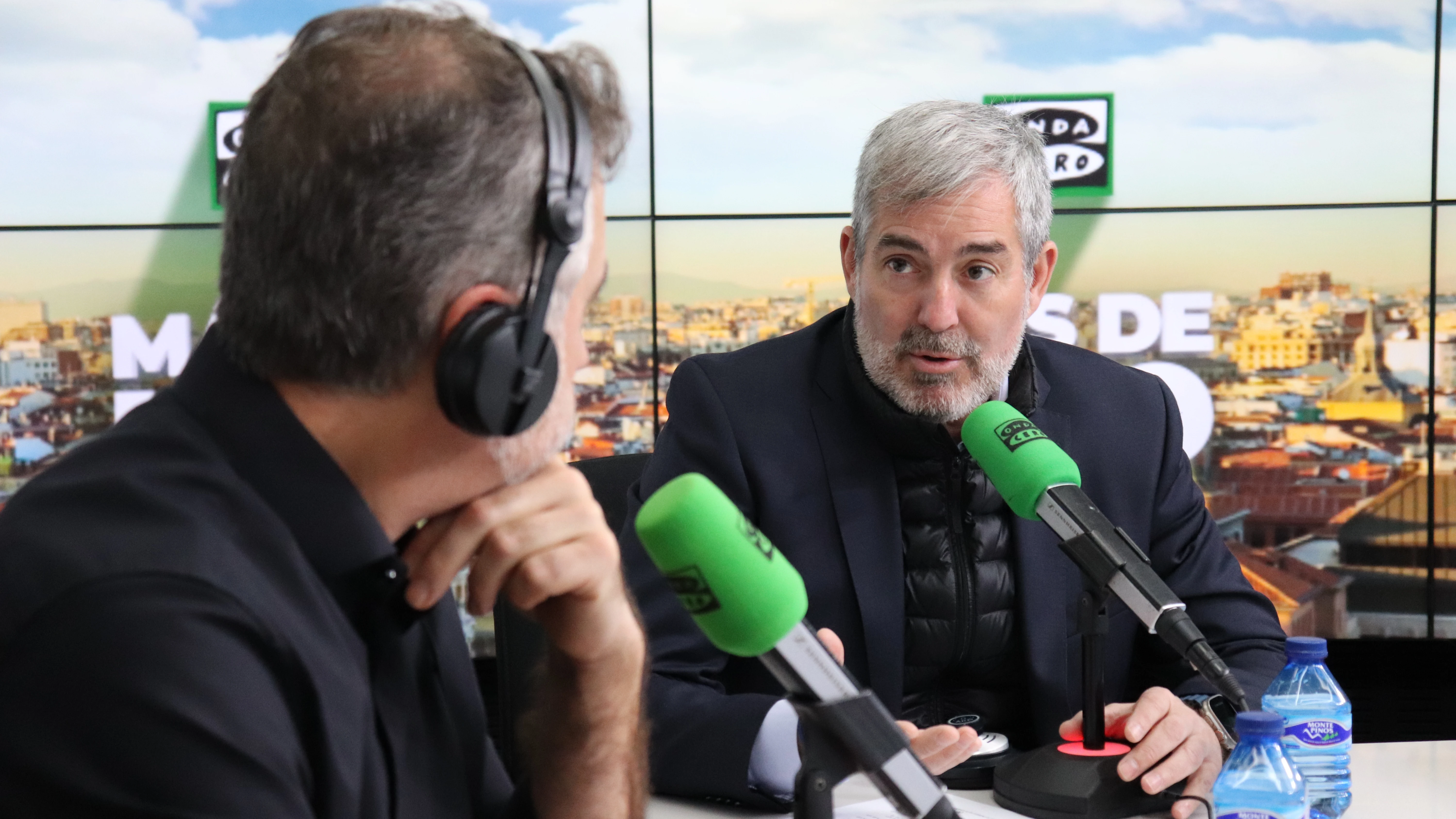 El presidente del Gobierno de Canarias, Fernando Clavijo, con Carlos Alsina en 'Más de uno' El presidente del Gobierno de Canarias, Fernando Clavijo, con Carlos Alsina en 'Más de uno'