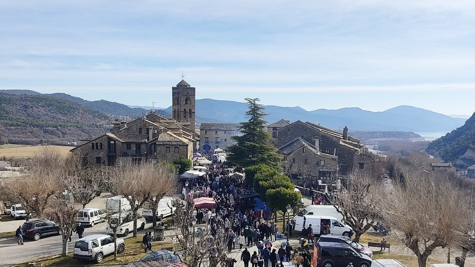 La Ferieta de Aínsa bate récords con más de cien participantes La Ferieta de Aínsa bate récords con más de cien participantes