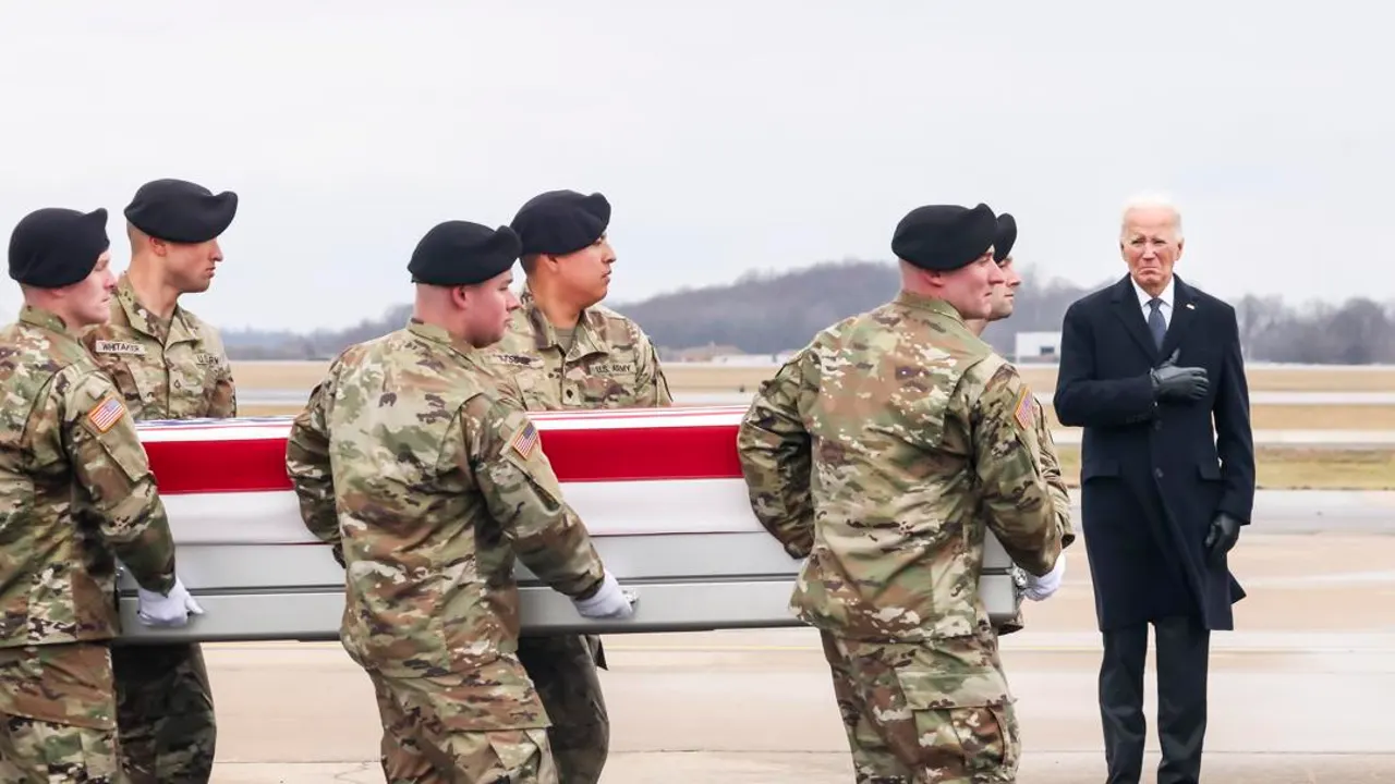Joe Biden rinde honores a la llegada de féretros con los tres militares estadounidenses muertos la semana pasada en el ataque con dron de milicias proiraníes en Jordania