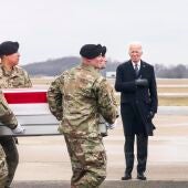 Joe Biden rinde honores a la llegada de féretros con los tres militares estadounidenses muertos la semana pasada en el ataque con dron de milicias proiraníes en Jordania