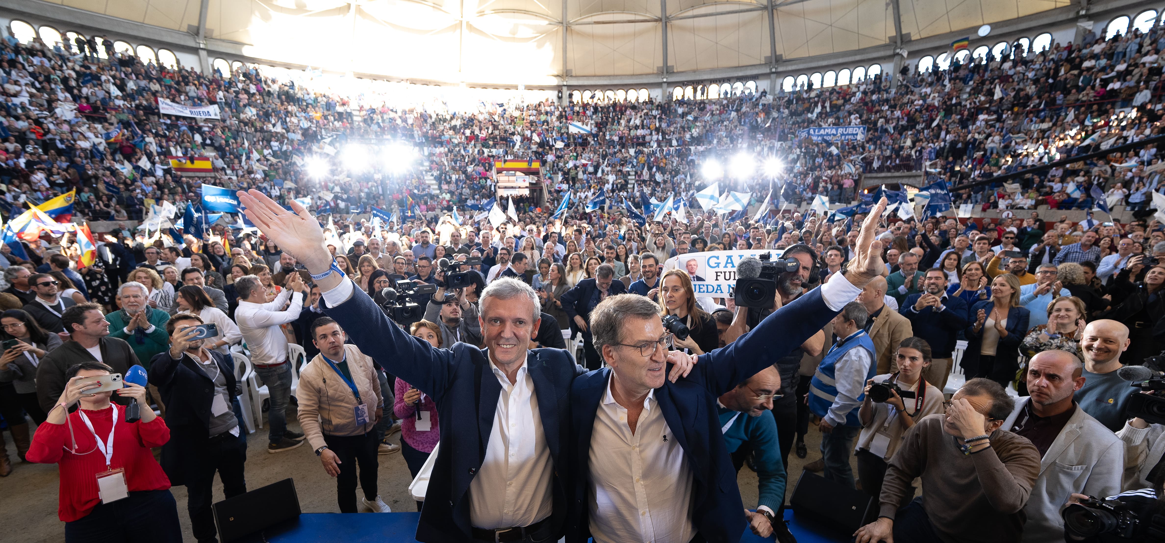 Alfonso Rueda muestra músculo llenando la plaza de toros de Pontevedra Alfonso Rueda muestra músculo llenando la plaza de toros de Pontevedra